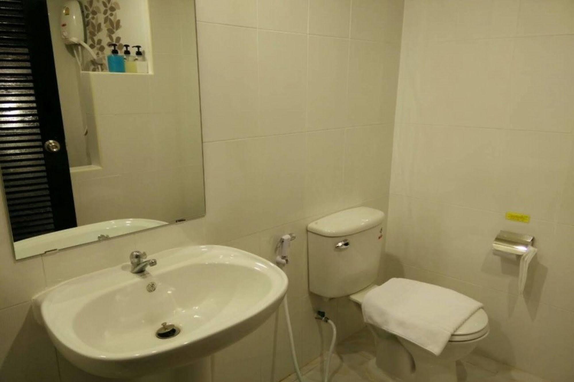 One Fu Hotel Szurin Kültér fotó