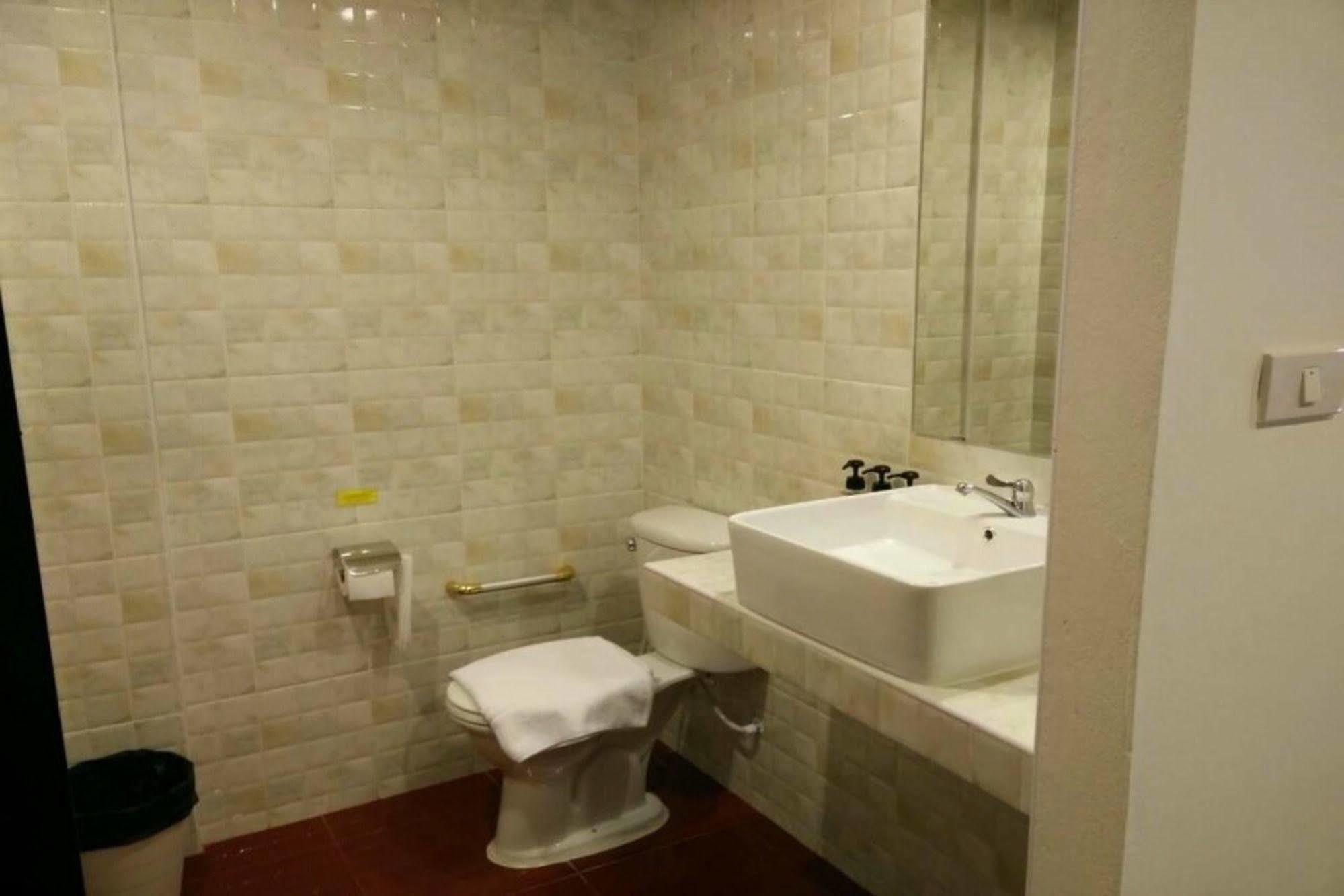 One Fu Hotel Szurin Kültér fotó